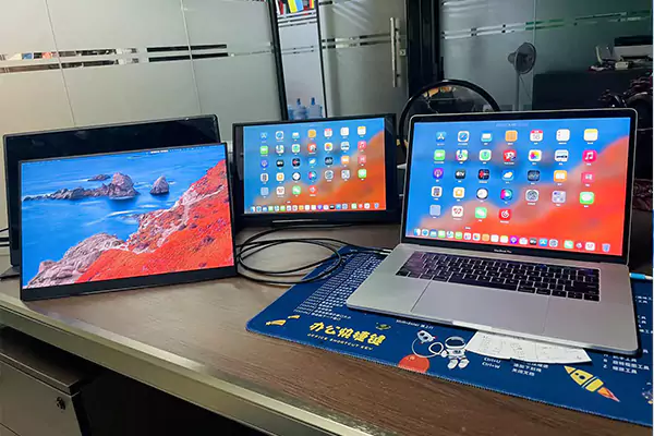 Làm thế nào một màn hình không cần cảm ứng có thể lắp vừa tấm kính bảo vệ?